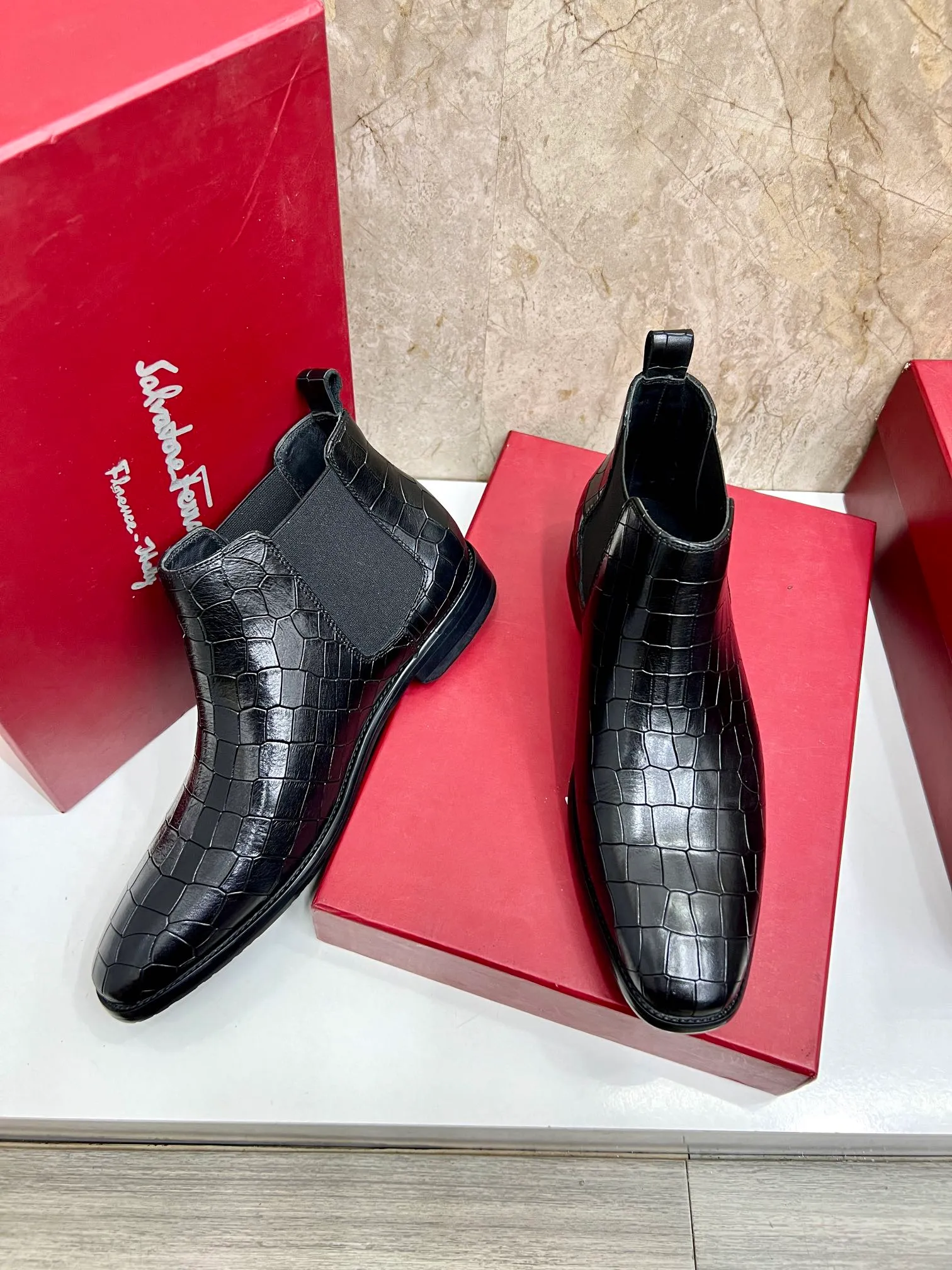 Original order quality: Men's shoes 💰700 Brand: Ferragamo (Ferragamo) One size larger: Men's size 38-44 (45 customized) Grade: Same style as the official website High-end men's shoes Material: Original cowhide, cowhide lining, original outsole Style category: Chelsea men's boots Fashion trend Color: Actual picture